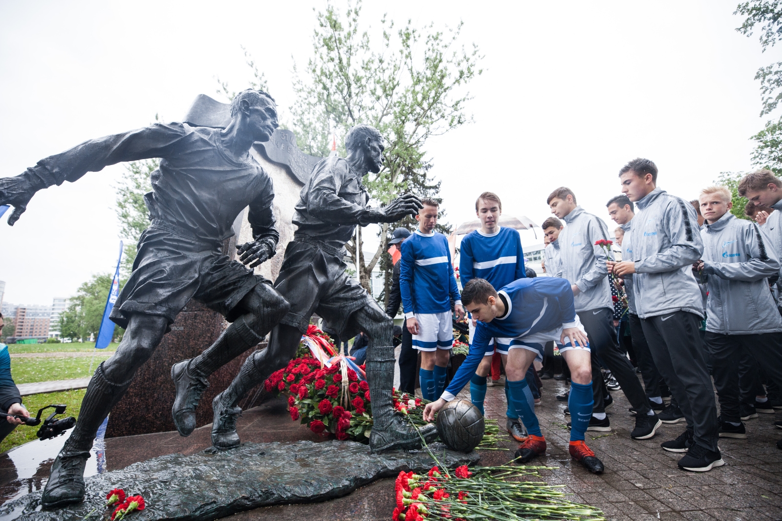 Воспитанники «Газпром»-Академии ФК «Зенит» и ветераны клуба возлагают цветы к памятнику футболистам блокадного Ленинграда