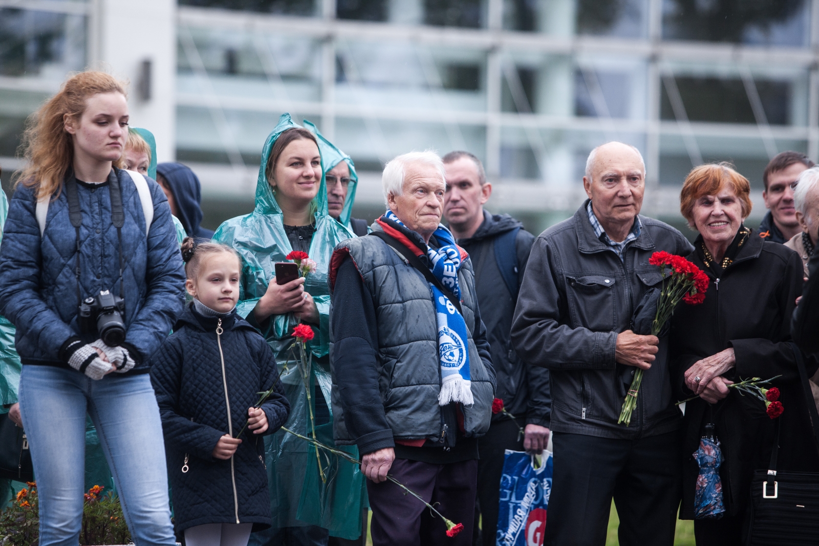 Воспитанники «Газпром»-Академии ФК «Зенит» и ветераны клуба возлагают цветы к памятнику футболистам блокадного Ленинграда