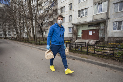 Андрей Аршавин работает курьером бесплатной доставки продуктов «Зенита» и Яндекс.Лавки