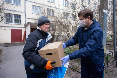 Владислав Радимов работает курьером бесплатной доставки продуктов ветеранам «Зенита»