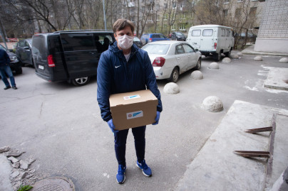 Владислав Радимов работает курьером бесплатной доставки продуктов ветеранам «Зенита»