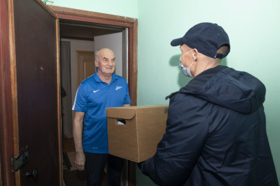 Валерий Цветков и Синегривый лев доставили продукты ветеранам клуба