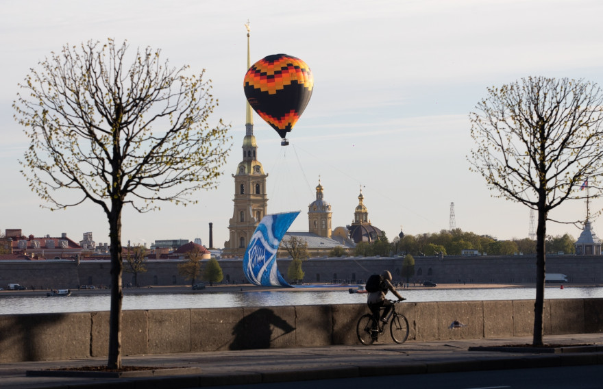 «Зениту» – 95: залп петропавловской пушки, Ростральные колонны и фанатское полотно в небе над Невой
