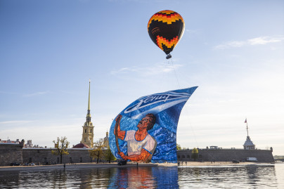 «Зениту» — 95: залп петропавловской пушки, Ростральные колонны и фанатское полотно в небе над Невой