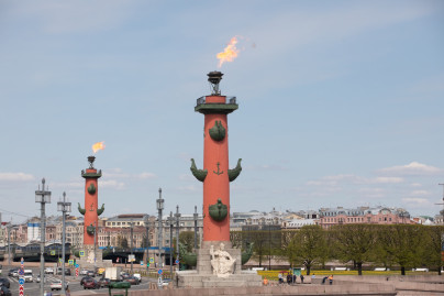 «Зениту» – 95: залп петропавловской пушки, Ростральные колонны и фанатское полотно в небе над Невой