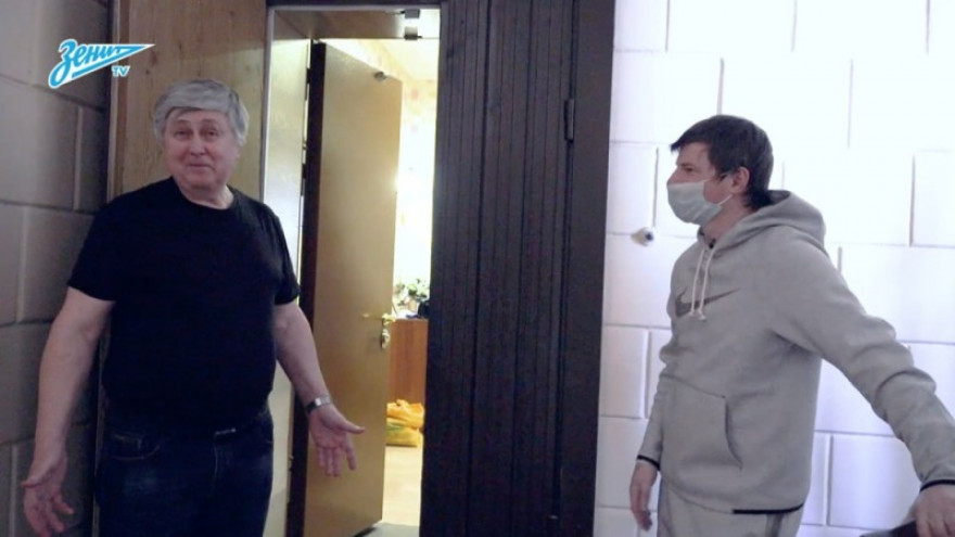 «Самое важное — торт!»: Аршавин доставил подарки ветеранам «Зенита»
