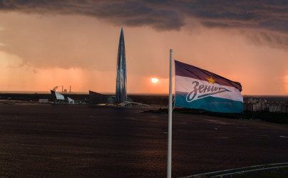 Знамя «Зенита» на фоне общественно-делового комплекса «Лахта Центр»