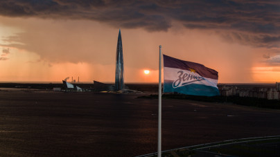 Знамя «Зенита» на фоне общественно-делового комплекса «Лахта Центр»