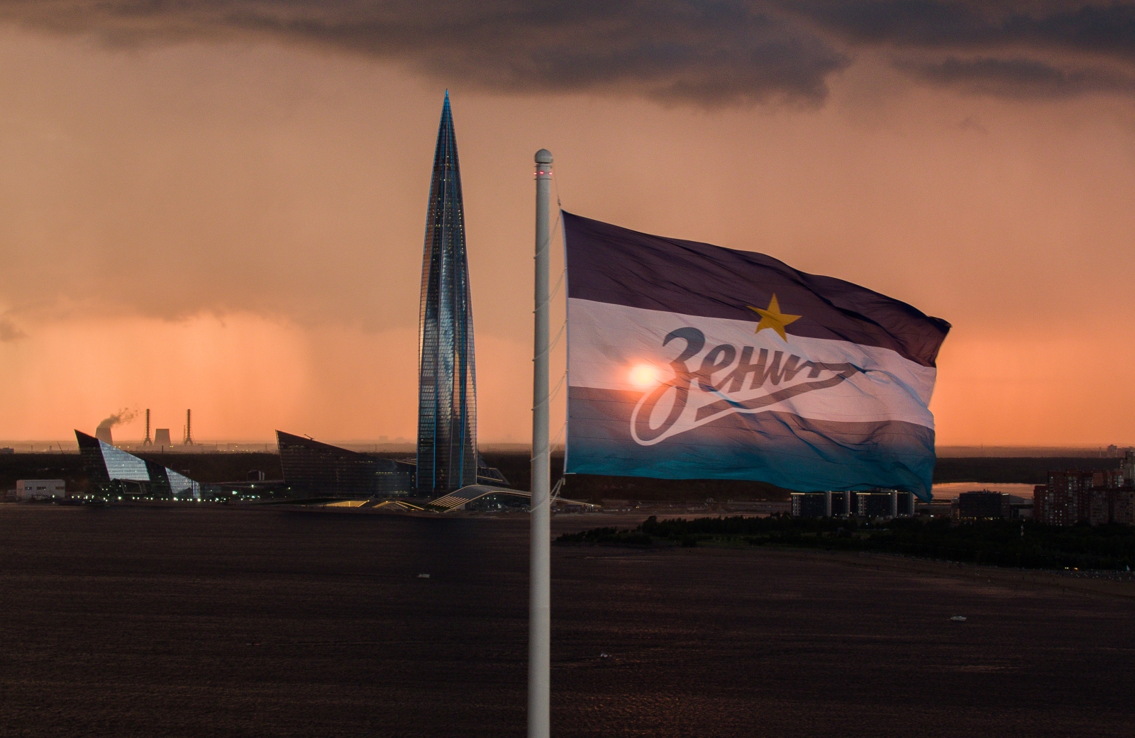 Знамя «Зенита» на фоне общественно-делового комплекса «Лахта Центр»