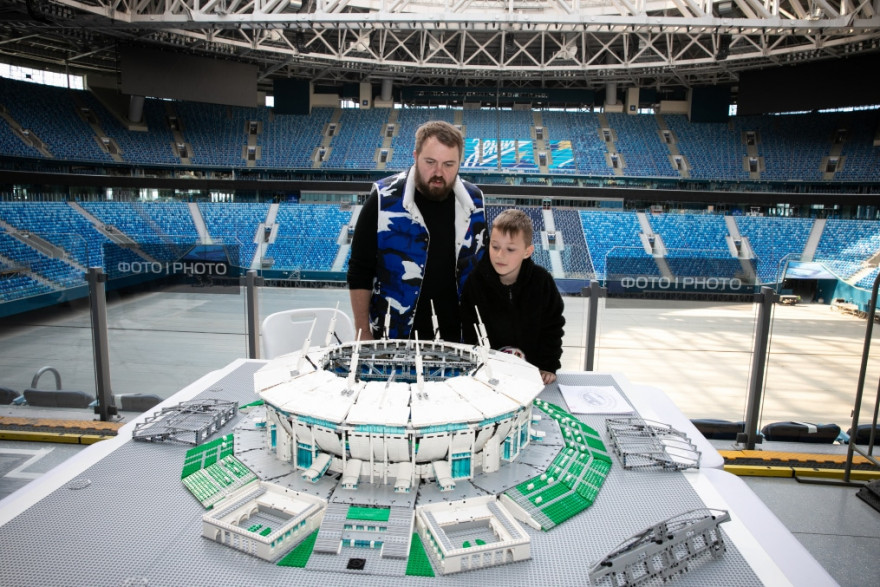 Презентация гигантской модели стадиона из конструктора Лего