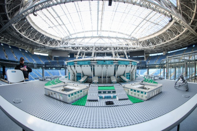 Презентация гигантской модели стадиона из конструктора Лего