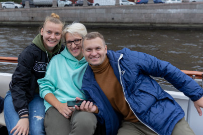Прогулка женской команды «Зенит» по рекам и каналам Санкт-Петербурга на кораблике