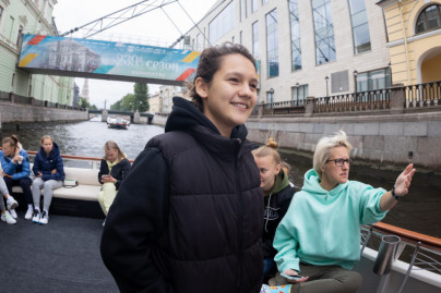 Прогулка женской команды «Зенит» по рекам и каналам Санкт-Петербурга на кораблике