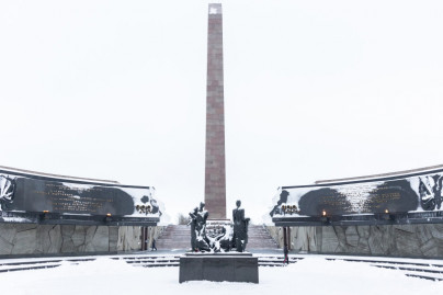 Возложение цветов  к мемориалу Героическим  защитникам  Ленинграда основной команды и  Зенит-2.