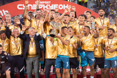 Церемония награждения команды «Зенит» Суперкубком после матча со «Спартаком» 