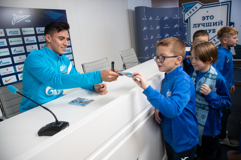 Детская футбольная команда из Сургута на экскурсии в «Газпром»-тренировочном центре