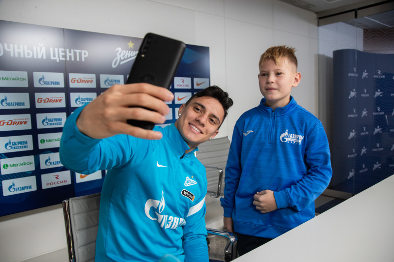 Детская футбольная команда из Сургута на экскурсии в «Газпром»-тренировочном центре