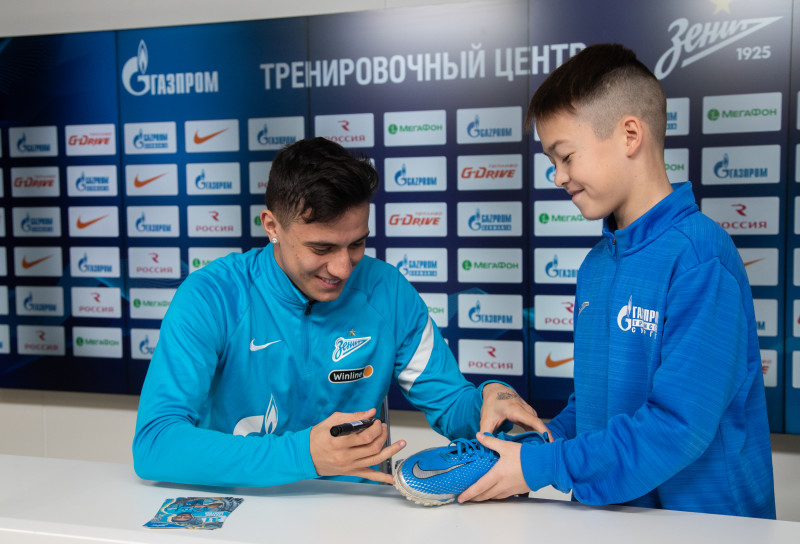 Детская футбольная команда из Сургута на экскурсии в «Газпром»-тренировочном центре