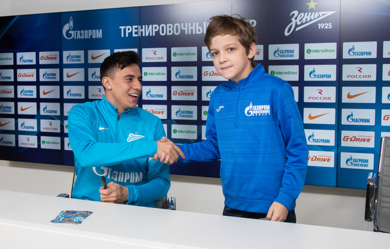 Детская футбольная команда из Сургута на экскурсии в «Газпром»-тренировочном центре