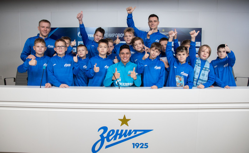 Детская футбольная команда из Сургута на экскурсии в «Газпром»-тренировочном центре