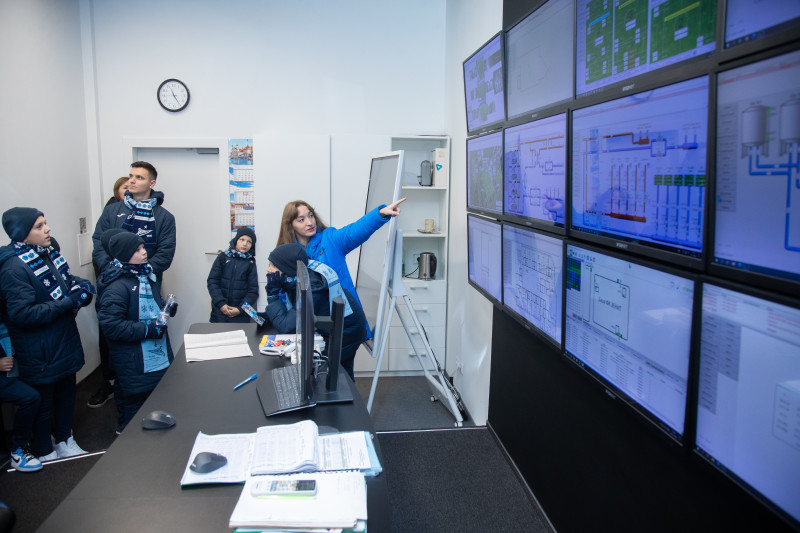 Детская футбольная команда из Сургута на экскурсии в «Газпром»-тренировочном центре