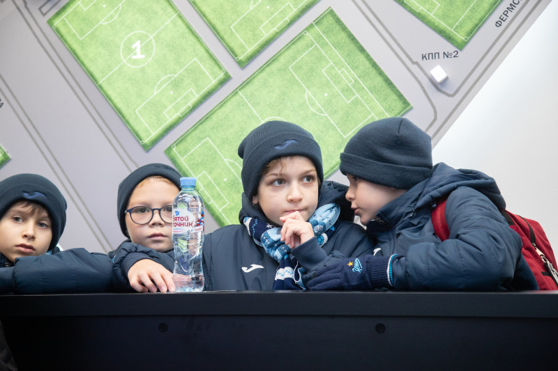Детская футбольная команда из Сургута на экскурсии в «Газпром»-тренировочном центре