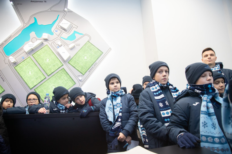 Детская футбольная команда из Сургута на экскурсии в «Газпром»-тренировочном центре