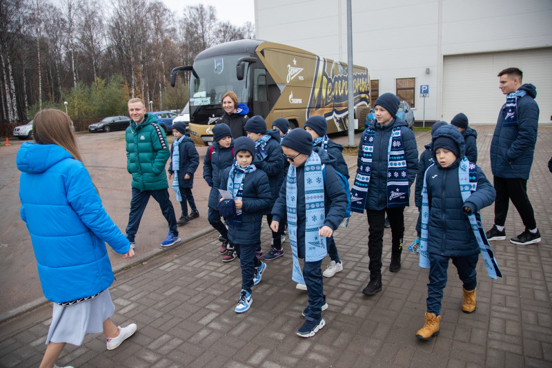 Детская футбольная команда из Сургута на экскурсии в «Газпром»-тренировочном центре