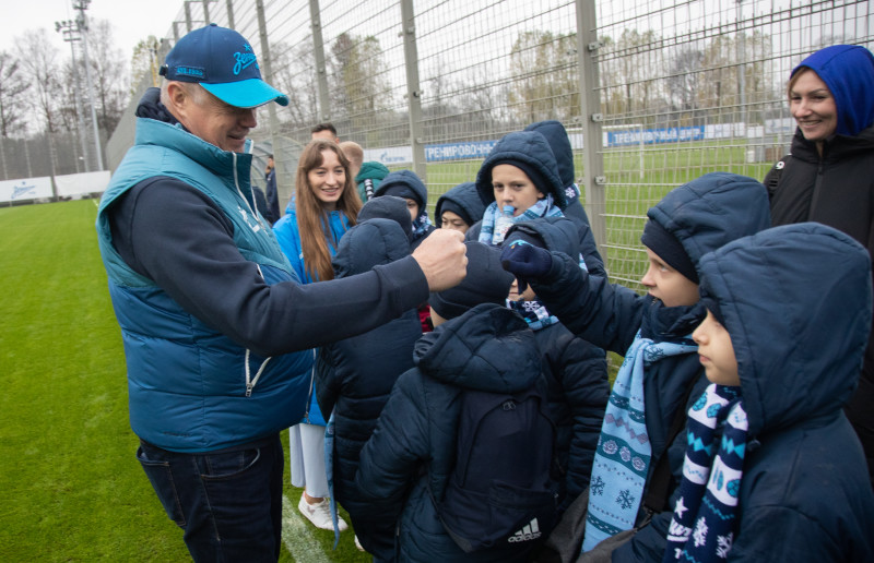 Детская футбольная команда из Сургута на экскурсии в «Газпром»-тренировочном центре