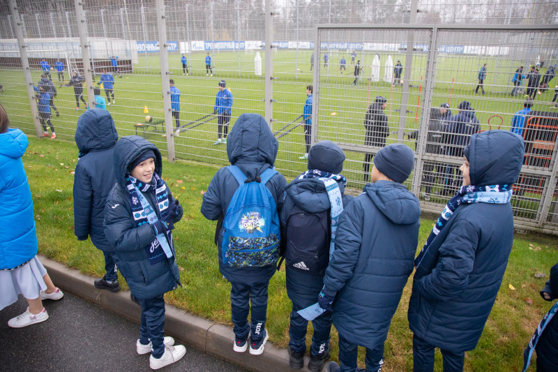 Детская футбольная команда из Сургута на экскурсии в «Газпром»-тренировочном центре