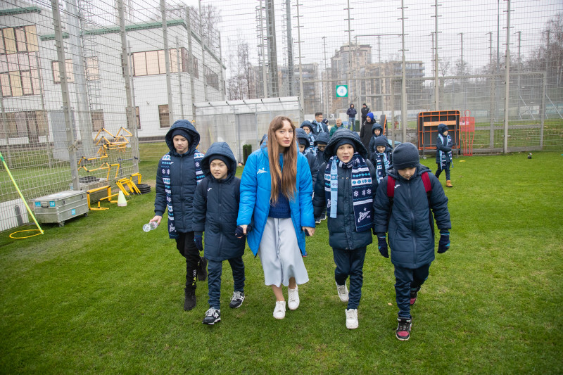 Детская футбольная команда из Сургута на экскурсии в «Газпром»-тренировочном центре