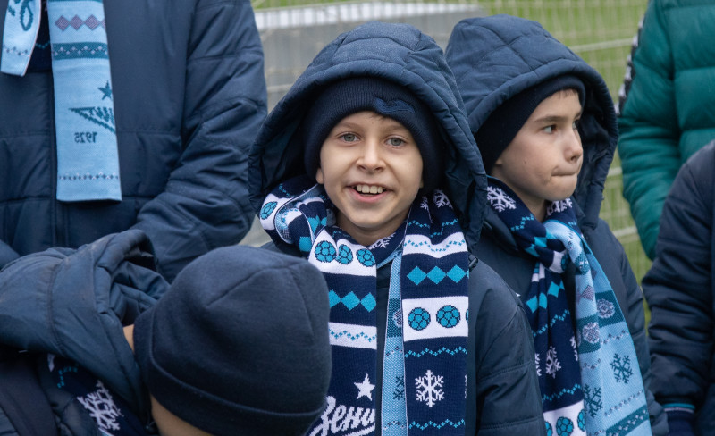 Детская футбольная команда из Сургута на экскурсии в «Газпром»-тренировочном центре