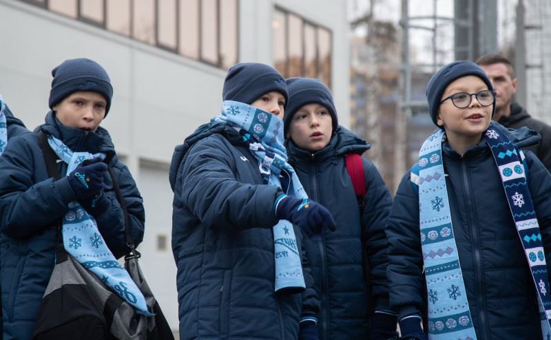 Детская футбольная команда из Сургута на экскурсии в «Газпром»-тренировочном центре