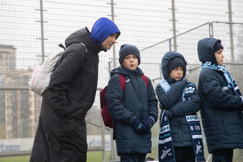Детская футбольная команда из Сургута на экскурсии в «Газпром»-тренировочном центре