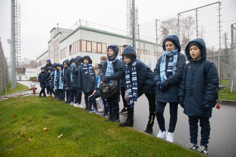 Детская футбольная команда из Сургута на экскурсии в «Газпром»-тренировочном центре