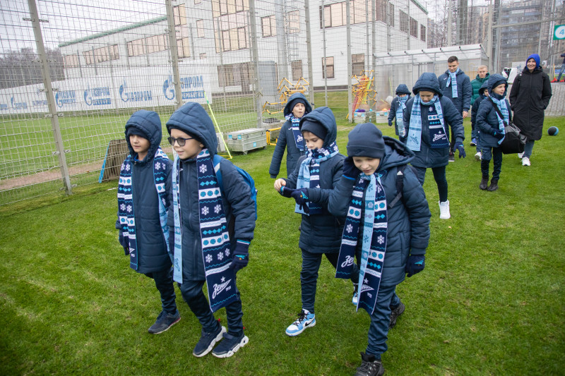 Детская футбольная команда из Сургута на экскурсии в «Газпром»-тренировочном центре