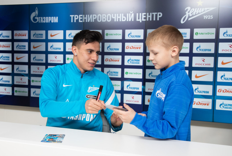 Детская футбольная команда из Сургута на экскурсии в «Газпром»-тренировочном центре