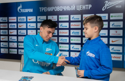 Детская футбольная команда из Сургута на экскурсии в «Газпром»-тренировочном центре