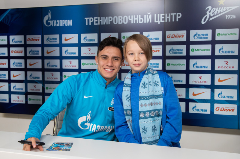 Детская футбольная команда из Сургута на экскурсии в «Газпром»-тренировочном центре