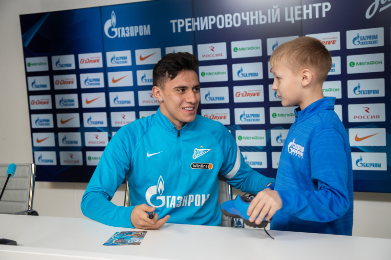 Детская футбольная команда из Сургута на экскурсии в «Газпром»-тренировочном центре