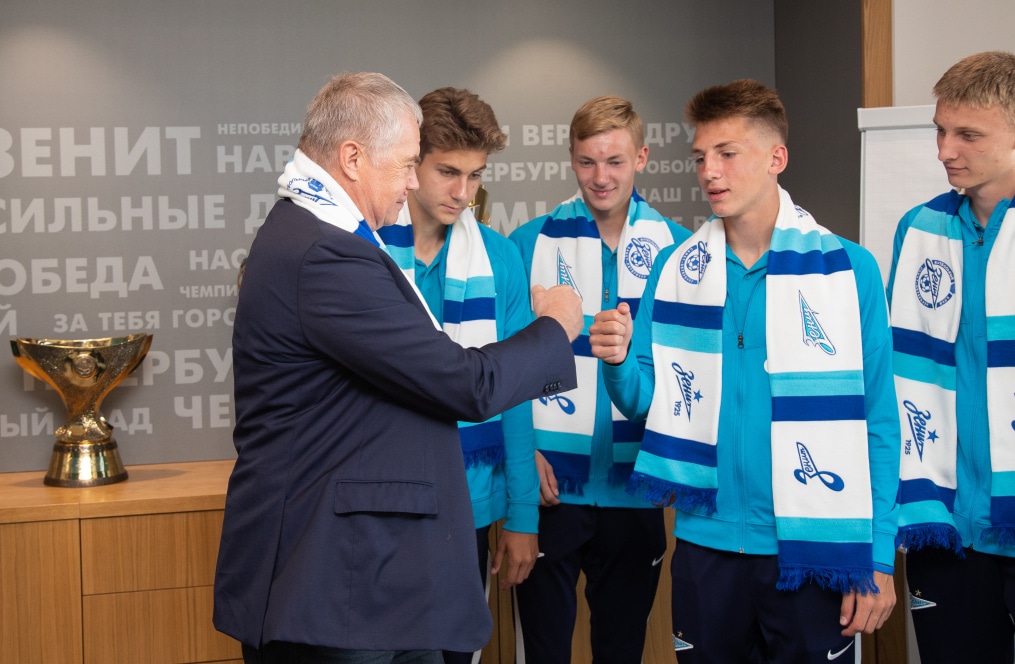 Футболисты Академии «Зенита» подписали первые профессиональные контракты