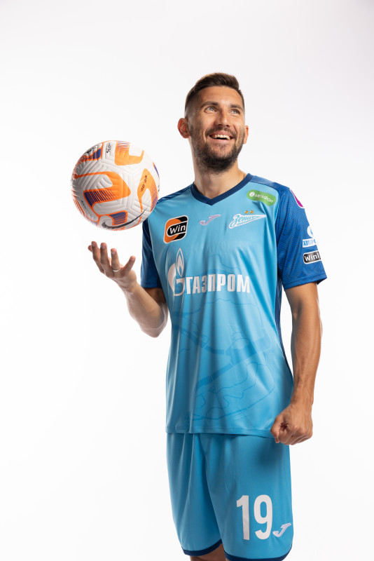 Индивидуальная фотосессия игроков ФК «Зенит» в форме Joma сезона 2023/24