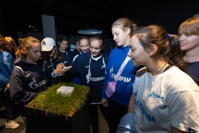 Футболистки «Зенита» U-16 посетили выставку «Ход природы»