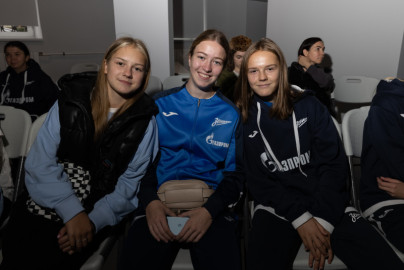 Футболистки «Зенита» U-16 посетили выставку «Ход природы»