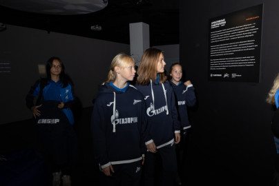 Футболистки «Зенита» U-16 посетили выставку «Ход природы»