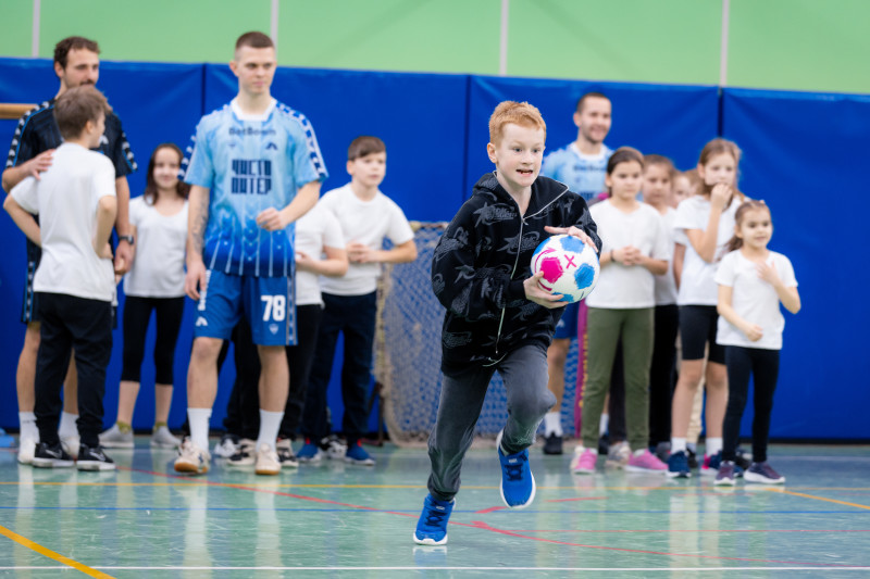 «Футбол в школе»: мастер-класс футболистов МФК «Чисто Питер» в лицее №126