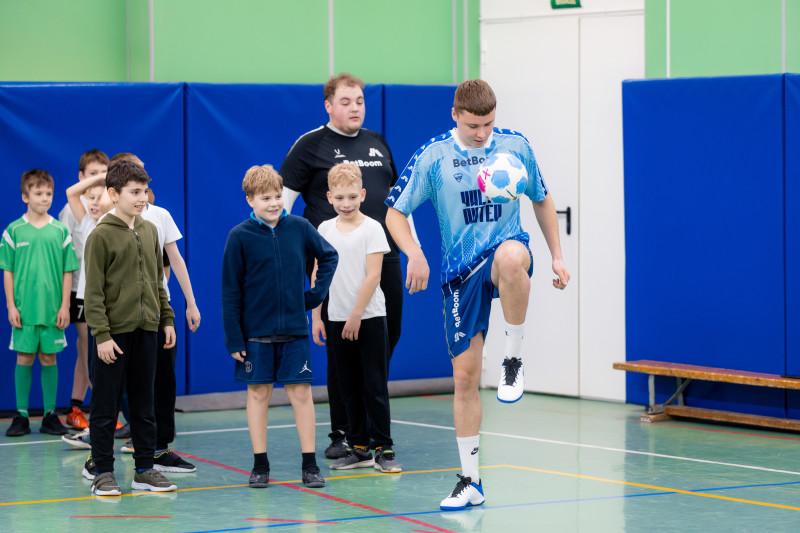 «Футбол в школе»: мастер-класс футболистов МФК «Чисто Питер» в лицее №126