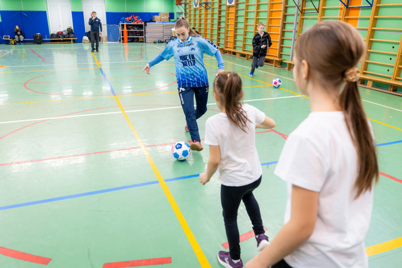 «Футбол в школе»: мастер-класс футболистов МФК «Чисто Питер» в лицее №126