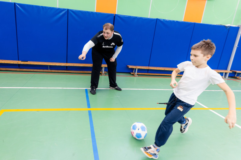 «Футбол в школе»: мастер-класс футболистов МФК «Чисто Питер» в лицее №126