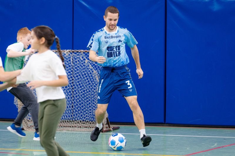 «Футбол в школе»: мастер-класс футболистов МФК «Чисто Питер» в лицее №126